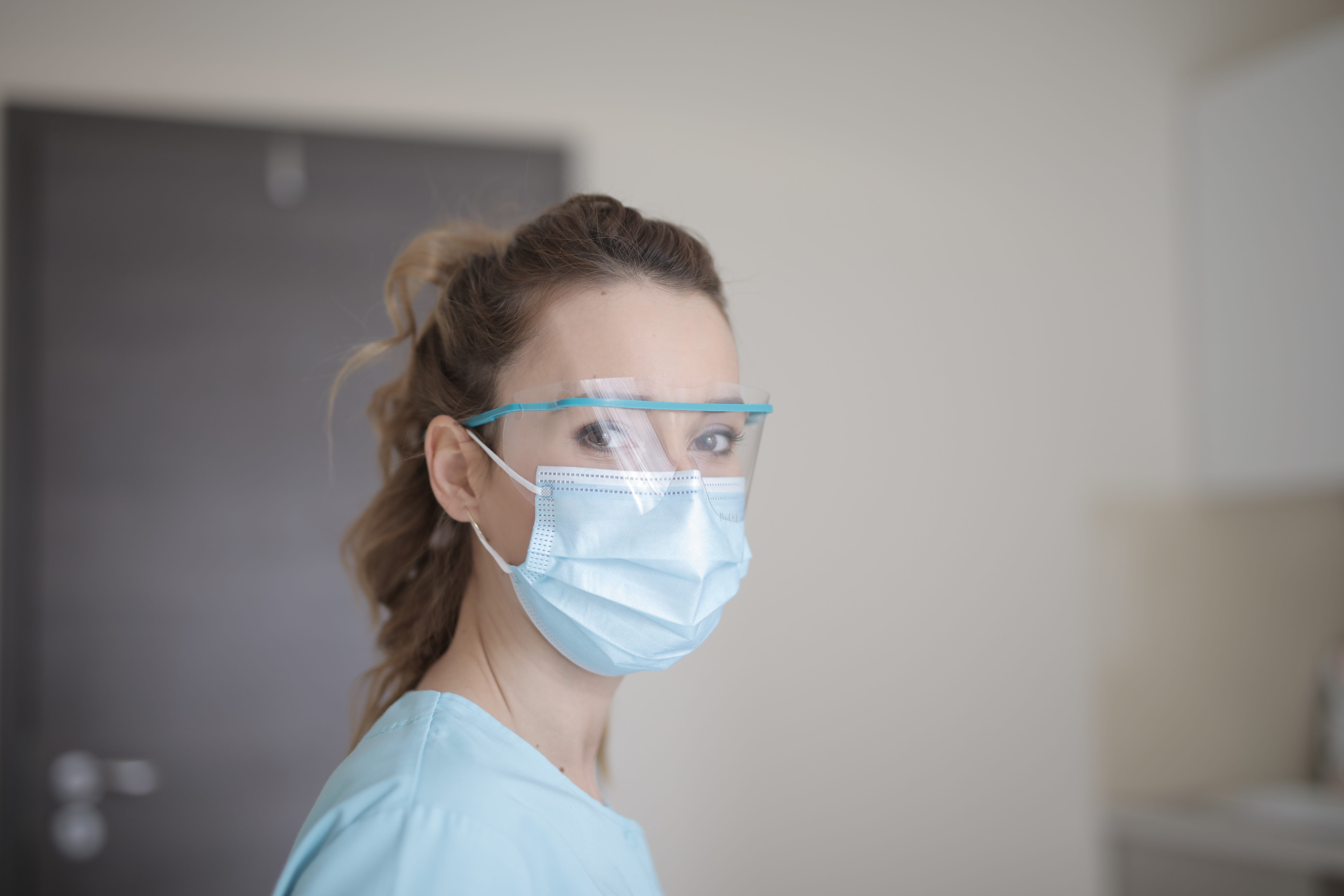 woman-in-blue-shirt-wearing-face-mask-min